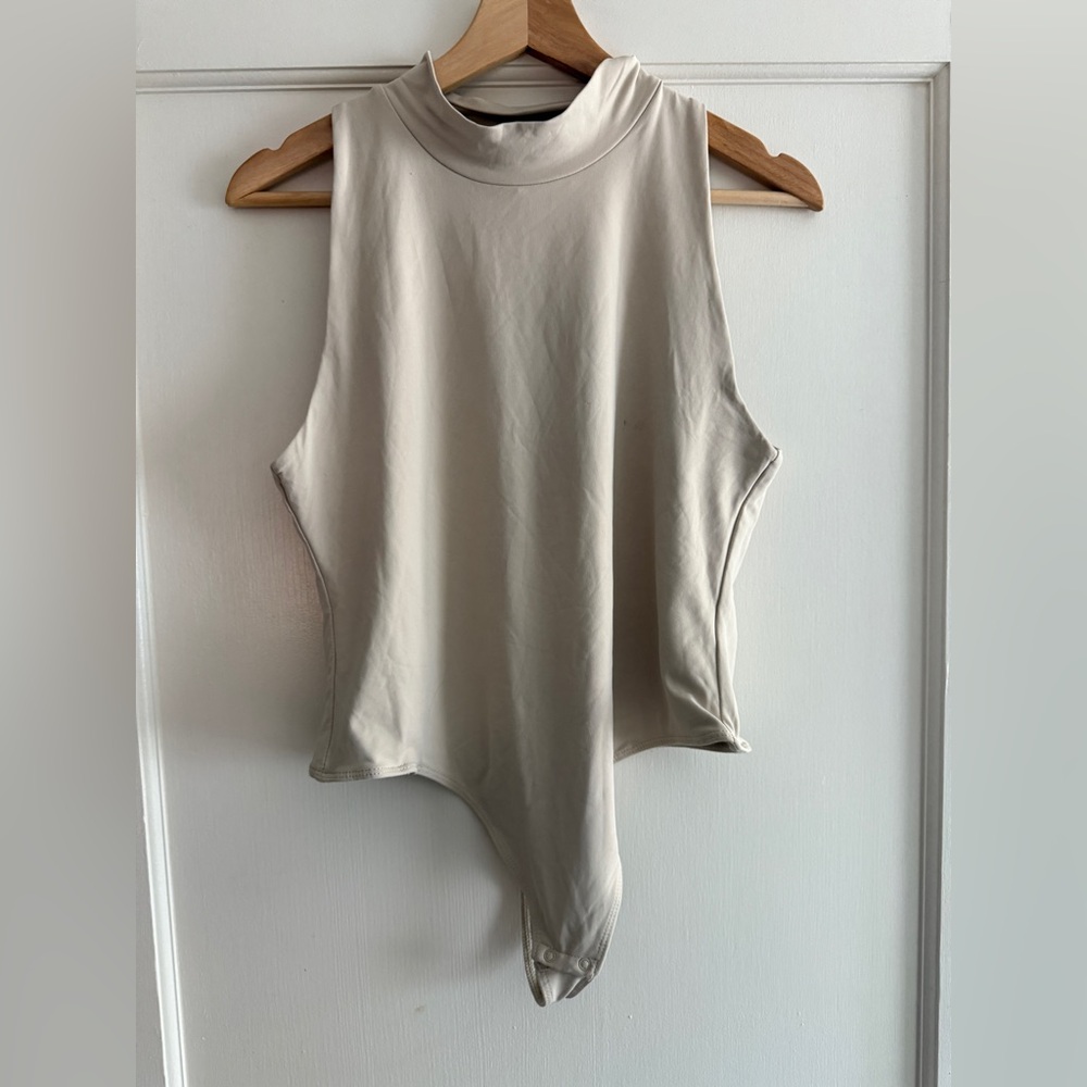 House of Harlow 1960 Cream Sleeveless Bodysuit